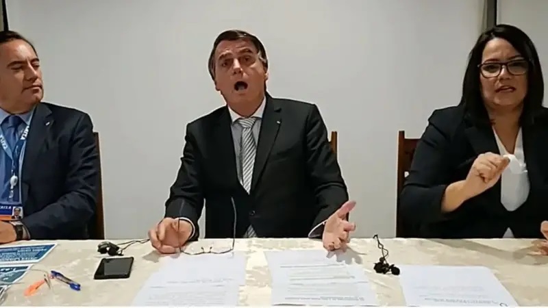 Legenda da foto, Bolsonaro em live de 18 de março de 2021, quando imitou pacientes com falta de ar; momento é um dos mencionados em pesquisas qualitativas por eleitores arrependidos - Foto: Divulgação Legenda da foto, Bolsonaro em live de 18 de março de 2021, quando imitou pacientes com falta de ar; momento é um dos mencionados em pesquisas qualitativas por eleitores arrependidos - Foto: Divulgação